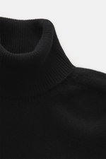 B.F. Knitwear Cashmere Turtleneck Sweater Black shown close-up from above, highlighting soft pure cashmere, slim fit, fitted turtleneck, medium-fine knit, and elastic rib-knit cuffs. Autumnal cashmere by knitting expert B.F. KNITWEAR: soft touch, durable,