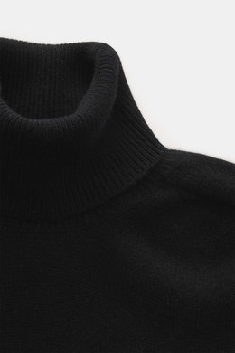 B.F. Knitwear Cashmere Turtleneck Sweater Black shown close-up from above, highlighting soft pure cashmere, slim fit, fitted turtleneck, medium-fine knit, and elastic rib-knit cuffs. Autumnal cashmere by knitting expert B.F. KNITWEAR: soft touch, durable,