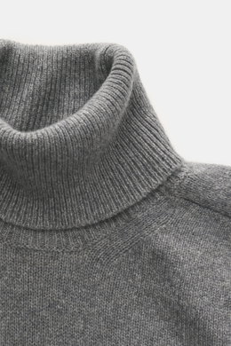 Close-up front view of B.F. Knitwear Cashmere Turtleneck Sweater grey melange showing fitted turtleneck and rib-knit cuffs, pure cashmere, soft touch, medium-fine knit, Slim Fit, made in Italy, perfect for autumn.
