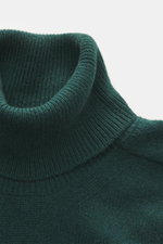 Close-up front view of B.F. Knitwear Cashmere Turtleneck Sweater dark green showing fitted turtleneck and medium-fine knit pattern.

Description: <p>Autumnal cashmere by the knitting expert B.F. KNITWEAR: This softly knitted turtleneck sweater is the perf