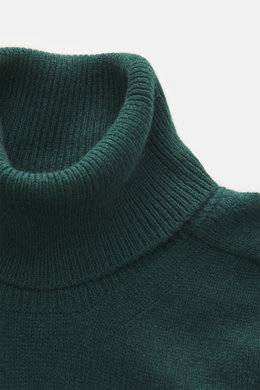 Close-up front view of B.F. Knitwear Cashmere Turtleneck Sweater dark green showing fitted turtleneck and medium-fine knit pattern.

Description: <p>Autumnal cashmere by the knitting expert B.F. KNITWEAR: This softly knitted turtleneck sweater is the perf