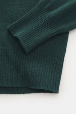 Close-up top-down view of the B.F. Knitwear Cashmere Turtleneck Sweater dark green showing soft pure cashmere with medium-fine knit, elastic rib-knit cuffs, and slim fit.

Description: <p>Autumnal cashmere by the knitting expert B.F. KNITWEAR: This softly