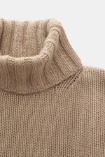 Close-up front view of B.F. Knitwear Cashmere turtleneck sweater beige melange showing coarse knit texture and fitted turtleneck.

Description: <p>Autumnal cashmere from the knitting expert B.F. KNITWEAR: This softly knitted turtleneck sweater is the perf