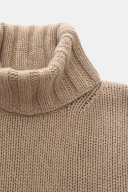 Close-up front view of B.F. Knitwear Cashmere turtleneck sweater beige melange showing coarse knit texture and fitted turtleneck.

Description: <p>Autumnal cashmere from the knitting expert B.F. KNITWEAR: This softly knitted turtleneck sweater is the perf