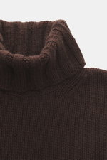 Close-up top view of B.F. Knitwear Cashmere turtleneck sweater dark brown showing coarse knit texture and fitted turtleneck collar. Autumnal cashmere from the knitting expert B.F. KNITWEAR: This softly knitted turtleneck sweater is the perfect addition to