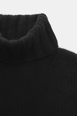Close-up front view of B.F. Knitwear Cashmere turtleneck sweater black with coarse knit texture, fitted turtleneck, and ribbed cuffs.