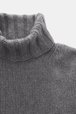 B.F. Knitwear Cashmere turtleneck sweater grey melange shown from above, featuring pure cashmere, soft touch, coarse knit, regular fit, fitted turtleneck, elastic ribbed cuffs. Autumnal cashmere from the knitting expert B.F. KNITWEAR: This softly knitted 