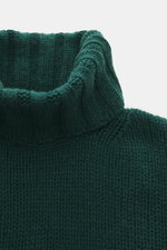 Close-up top-down view of the B.F. Knitwear Cashmere turtleneck sweater dark green showing coarse knit texture and fitted turtleneck. Autumnal cashmere from the knitting expert B.F. KNITWEAR: This softly knitted turtleneck sweater is the perfect addition 