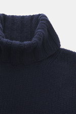Close-up front-top view of B.F. Knitwear Cashmere turtleneck sweater navy showing coarse knit texture, fitted turtleneck, and soft pure cashmere material. Autumnal cashmere from the knitting expert B.F. KNITWEAR: This softly knitted turtleneck sweater is 