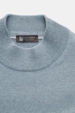 Colombo Cashmere Mock Neck Pullover rauchblau, Nahaufnahme von oben, reiner Baby-Cashmere, sehr weicher Griff, feines Strickbild, Regular Fit, Stehkragen, komfortable Rippbündchen.