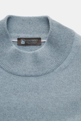 Colombo Cashmere Mock Neck Pullover rauchblau, Nahaufnahme von oben, reiner Baby-Cashmere, sehr weicher Griff, feines Strickbild, Regular Fit, Stehkragen, komfortable Rippbündchen.