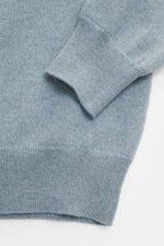 Nahaufnahme des Colombo Cashmere Mock Neck Pullovers rauchblau von oben, reiner Baby-Cashmere, sehr weicher Griff, feines Strickbild, Regular Fit, Stehkragen, komfortable Rippbündchen.