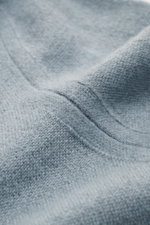 Nahaufnahme aus schräger Perspektive des feinen Strickbilds vom rauchblauen Colombo Cashmere Mock Neck Pullover, reiner Baby-Cashmere, sehr weicher Griff, Regular Fit, Stehkragen, komfortable Rippbündchen.