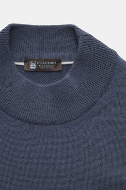 Nahaufnahme des Colombo Cashmere Mock Neck Pullovers graublau von oben, reiner Baby-Cashmere, weicher Griff, feines Strickbild, Regular Fit, Stehkragen, Rippbündchen.