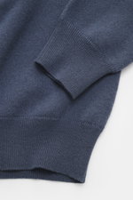 Nahaufnahme des Colombo Cashmere Mock Neck Pullover graublau von oben mit feinem Strickbild, stehendem Kragen, Rippbündchen, Regular Fit, Baby-Cashmere und sehr weichem Griff.