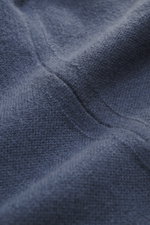 Nahaufnahme des feinen Strickbilds vom Colombo Cashmere Mock Neck Pullover graublau, reiner Baby-Cashmere, sehr weicher Griff, Regular Fit, Stehkragen und komfortable Rippbündchen.