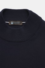 Nahaufnahme aus schräger Draufsicht auf den Stehkragen des Colombo Cashmere Mock Neck Pullover navy, reiner Baby-Cashmere, sehr weicher Griff, feines Strickbild, Regular Fit, komfortable Rippbündchen.