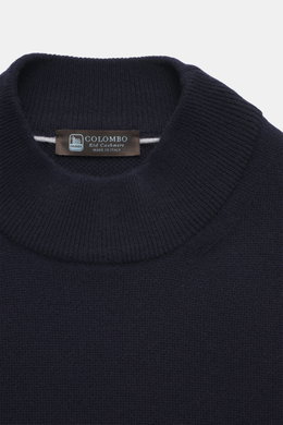 Nahaufnahme aus schräger Draufsicht auf den Stehkragen des Colombo Cashmere Mock Neck Pullover navy, reiner Baby-Cashmere, sehr weicher Griff, feines Strickbild, Regular Fit, komfortable Rippbündchen.