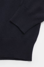 Nahaufnahme des Colombo Cashmere Mock Neck Pullover navy, von oben fotografiert, zeigt reinen Baby-Cashmere, sehr weichen Griff, feines Strickbild, Regular Fit, Stehkragen und komfortable Rippbündchen.