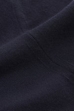 Nahaufnahme des Colombo Cashmere Mock Neck Pullover navy, von schräg oben fotografiert, zeigt reinen Baby-Cashmere, sehr weichen Griff, feines Strickbild, Regular Fit, Stehkragen und komfortable Rippbündchen.