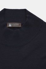 Nahaufnahme des Colombo Mock Neck Pullover navy von oben, reine Wolle (Kid Wool), sehr weicher Griff, feines Strickbild, Slim Fit, Stehkragen, Rippbündchen.