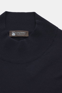 Nahaufnahme des Colombo Mock Neck Pullover navy von oben, reine Wolle (Kid Wool), sehr weicher Griff, feines Strickbild, Slim Fit, Stehkragen, Rippbündchen.