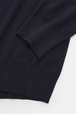 Nahaufnahme des Colombo Mock Neck Pullover navy von oben schräg, reine Wolle (Kid Wool), sehr weicher Griff, feines Strickbild, Slim Fit, Stehkragen, komfortable Rippbündchen.