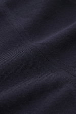Nahaufnahme des Colombo Mock Neck Pullover navy aus reiner Kid Wool, sehr weicher Griff, feines Strickbild, Slim Fit, Stehkragen, Rippbündchen.