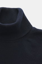Close-up front view of Aida Barni Cashmere turtleneck sweater navy made of pure cashmere with soft feel, fine knit pattern, slim fit, close-fitting turtleneck, and flexible ribbed cuffs, Italian knitwear ideal for autumn/winter.