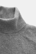 Aida Barni Cashmere turtleneck sweater grey melange shown from a close-up top-front view, highlighting its pure cashmere, soft feel, fine knit pattern, slim fit, close-fitting turtleneck, and flexible ribbed cuffs, Italian knitwear by AIDA BARNI with a ti
