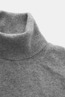 Aida Barni Cashmere turtleneck sweater grey melange shown from a close-up top-front view, highlighting its pure cashmere, soft feel, fine knit pattern, slim fit, close-fitting turtleneck, and flexible ribbed cuffs, Italian knitwear by AIDA BARNI with a ti