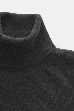 Close-up front-side view of Aida Barni Cashmere turtleneck sweater dark grey melange showcasing pure cashmere, soft feel, fine knit, slim fit, close-fitting turtleneck, and flexible ribbed cuffs, an Italian knitwear warm must-have for autumn/winter.