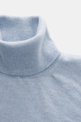 Close-up front view of Aida Barni Cashmere turtleneck sweater light blue melange, pure cashmere, soft feel, fine knit, slim fit, close-fitting turtleneck, ribbed cuffs.