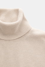 Aida Barni Cashmere turtleneck sweater sand melange shown close-up from front top angle, pure cashmere, soft feel, fine knit pattern, slim fit, close-fitting turtleneck, flexible ribbed cuffs. Italian knitwear by AIDA BARNI: With a timeless look and fines