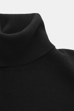 Close-up front view of Aida Barni Cashmere turtleneck sweater black, featuring pure cashmere, soft feel, fine knit pattern, slim fit, close-fitting turtleneck, and flexible ribbed cuffs, Italian knitwear perfect for autumn/winter.