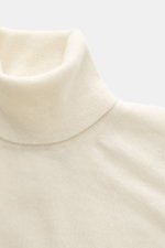 Close-up front view of Aida Barni Cashmere turtleneck sweater cream, showcasing pure cashmere, soft feel, fine knit pattern, slim fit, close-fitting turtleneck, and flexible ribbed cuffs, Italian knitwear perfect for autumn/winter warmth.