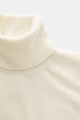 Close-up front view of Aida Barni Cashmere turtleneck sweater cream, showcasing pure cashmere, soft feel, fine knit pattern, slim fit, close-fitting turtleneck, and flexible ribbed cuffs, Italian knitwear perfect for autumn/winter warmth.