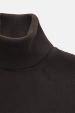 Close-up front view of Aida Barni Cashmere turtleneck sweater dark brown showing fine knit pattern, slim fit, soft pure cashmere, and flexible ribbed cuffs, a warm must-have for autumn/winter.