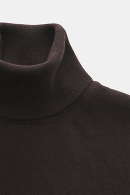Close-up front view of Aida Barni Cashmere turtleneck sweater dark brown showing fine knit pattern, slim fit, soft pure cashmere, and flexible ribbed cuffs, a warm must-have for autumn/winter.