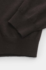 Close-up view of the Aida Barni Cashmere turtleneck sweater dark brown, highlighting soft pure cashmere, fine knit pattern, slim fit, close-fitting turtleneck, and ribbed cuffs.