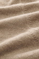 Close-up front view of Aida Barni Cashmere turtleneck sweater beige melange showcasing pure cashmere, soft feel, fine knit pattern, slim fit, close-fitting turtleneck, and flexible ribbed cuffs.