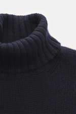 Nahaufnahme des Della Ciana Rollkragenpullovers navy mit mittelgroßem Strickbild, weichem Griff, Slim Fit, Rollkragen und Rippbündchen, Mix aus Wolle und Cashmere, Frontperspektive.