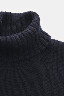 Nahaufnahme des Della Ciana Rollkragenpullovers navy mit mittelgroßem Strickbild, weichem Griff, Slim Fit, Rollkragen und Rippbündchen, Mix aus Wolle und Cashmere, Frontperspektive.