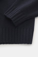 Nahaufnahme des Della Ciana Rollkragenpullover navy von oben, mittleres Strickbild, weicher Griff, Slim Fit, Wolle und Cashmere, Rollkragen, komfortable Rippbündchen.