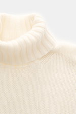 Della Ciana Rollkragenpullover creme aus Wolle und Cashmere, weicher Griff, mittelgrobes Strickbild, Slim Fit, Rollkragen, Rippbündchen, Nahaufnahme von oben.