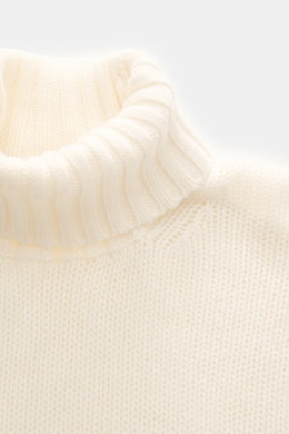 Della Ciana Rollkragenpullover creme aus Wolle und Cashmere, weicher Griff, mittelgrobes Strickbild, Slim Fit, Rollkragen, Rippbündchen, Nahaufnahme von oben.