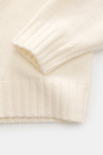 Della Ciana Rollkragenpullover creme, Detailaufnahme von Ärmel und Saum, mittelgrobes Strickbild, Mix aus Wolle und Cashmere, weicher Griff, Slim Fit, Rollkragen, komfortable Rippbündchen.