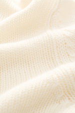 Nahaufnahme des Della Ciana Rollkragenpullovers creme, weich, mittelgrobes Strickbild, Slim Fit, Rollkragen, Rippbündchen, Mix aus Wolle und Cashmere.