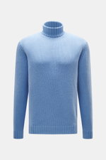 Della Ciana Rollkragenpullover hellblau, frontal fotografiert, Slim Fit, mittelgrobes Strickbild, weicher Griff, Mix aus Wolle und Cashmere, Rollkragen, komfortable Rippbündchen.