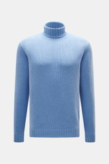 Della Ciana Rollkragenpullover hellblau, frontal fotografiert, Slim Fit, mittelgrobes Strickbild, weicher Griff, Mix aus Wolle und Cashmere, Rollkragen, komfortable Rippbündchen.
